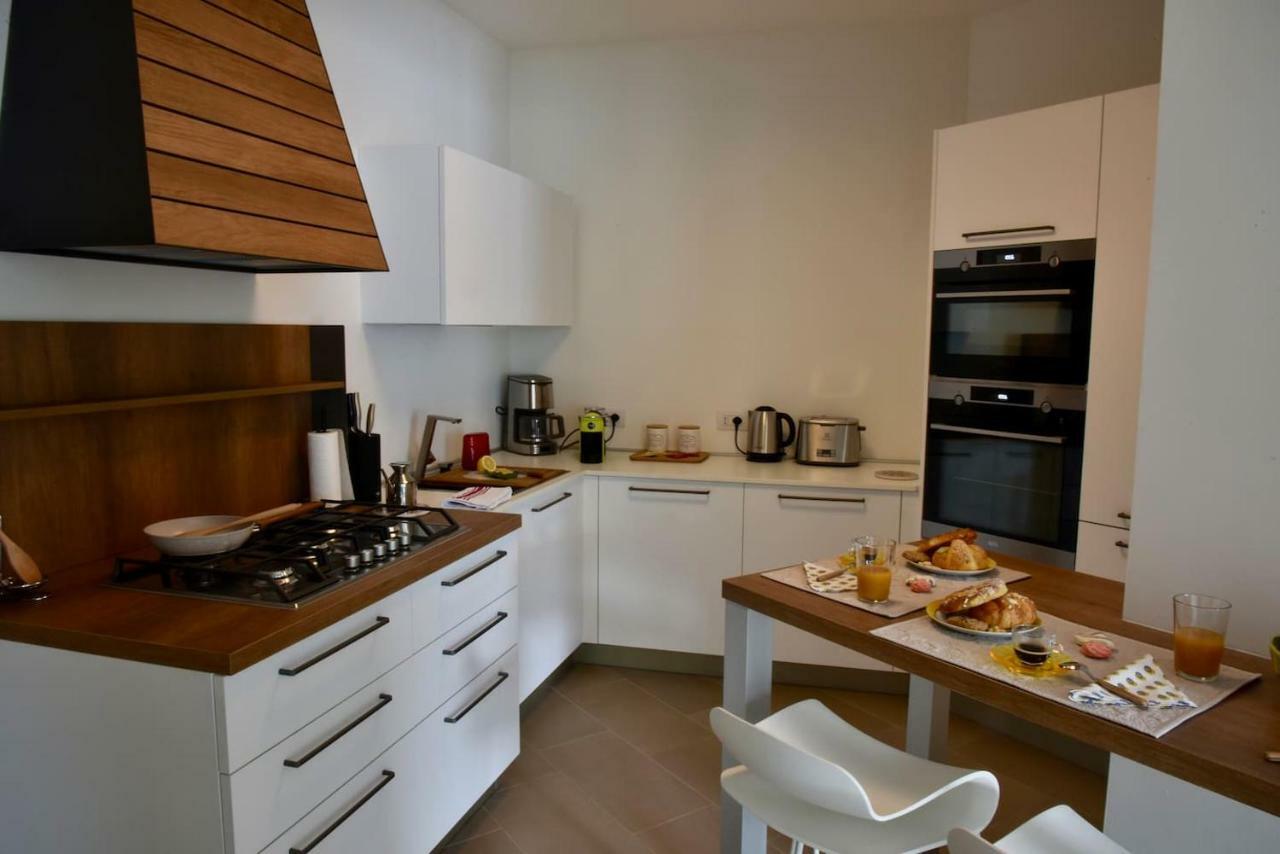 Stylish Lakefront House Lovere Exteriör bild