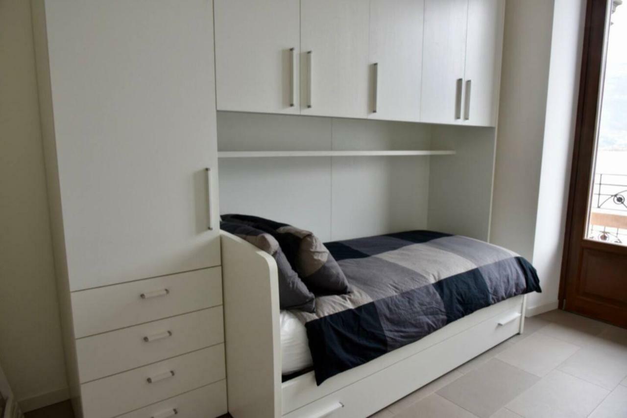 Stylish Lakefront House Lovere Exteriör bild