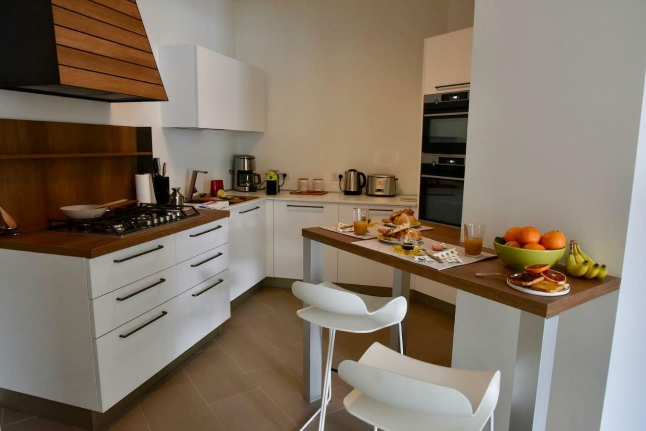 Stylish Lakefront House Lovere Exteriör bild